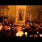 IN PIAZZA – Processione del Cristo Morto, fedeli ortodossi e cattolici pregano insieme