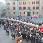 IN PIAZZA – La calza più lunga del mondo sfila nel centro storico di Viterbo
