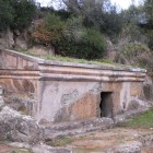 VISITE – Tomba a dado e Necropoli della Peschiera, aperture gratuite